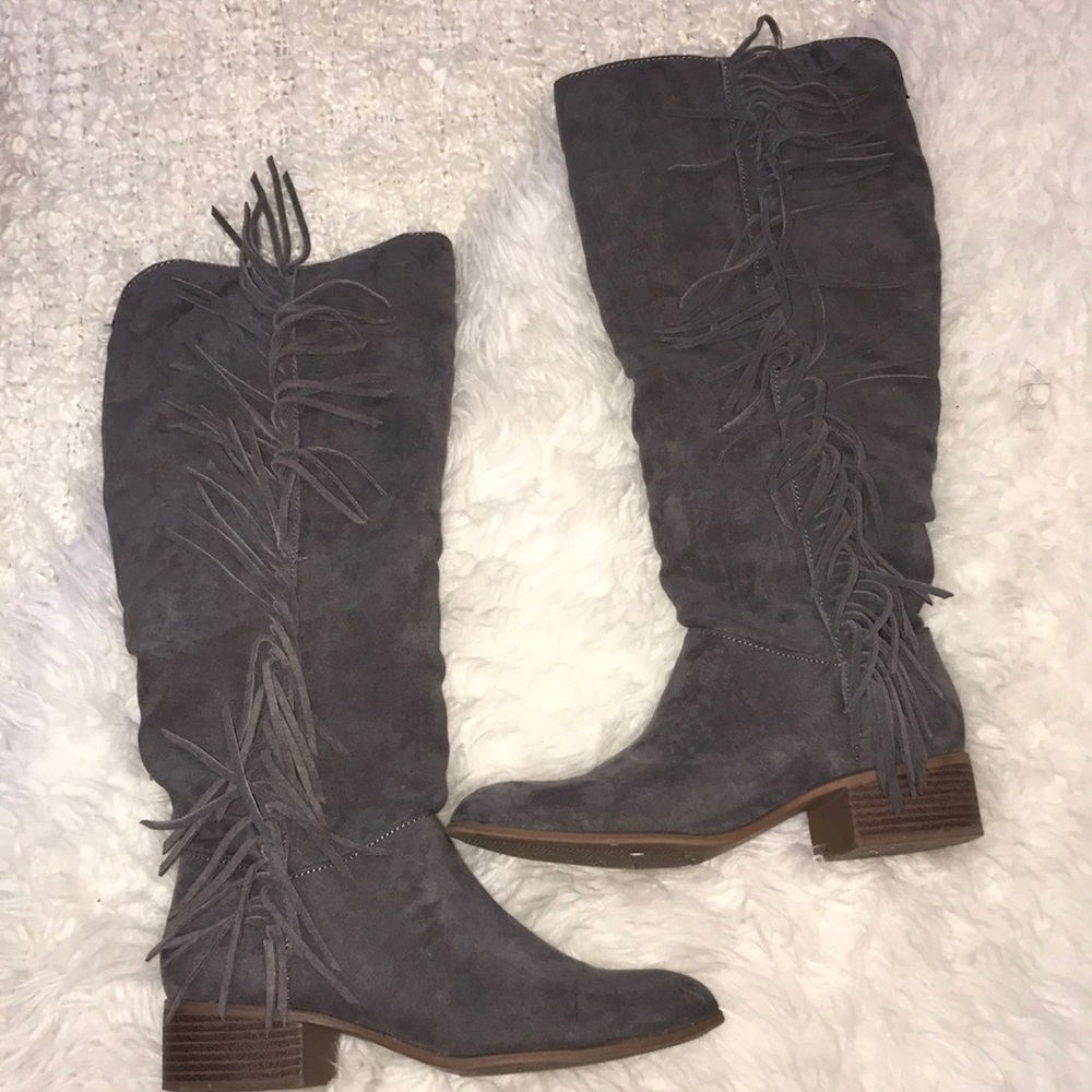 Super cute grey fringe boots!!! 💙